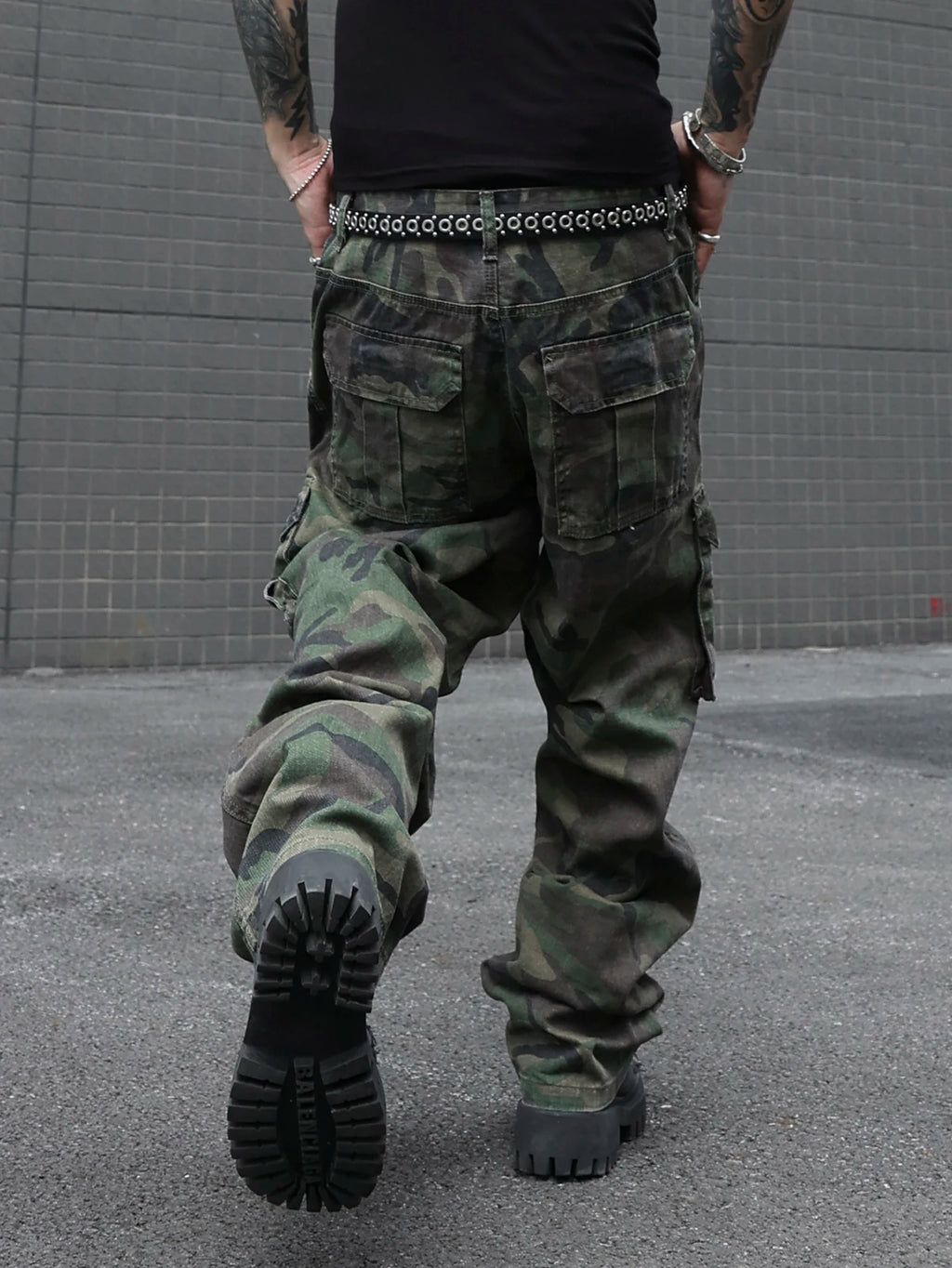 STORESDE Men's camouflage utility jeans. Multi-pocket design. Stylish and trendy. Loose fit.