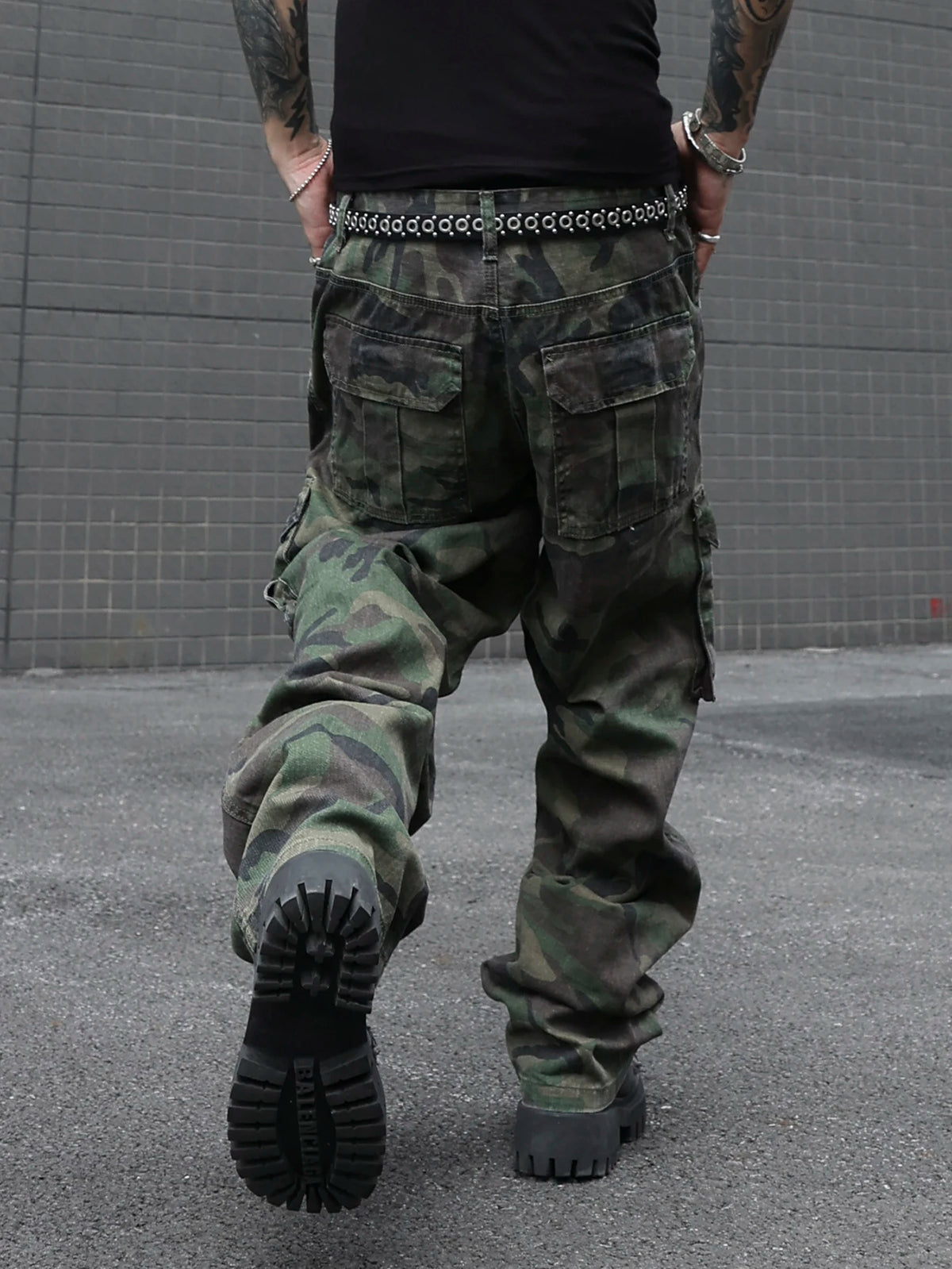 STORESDE Men's camouflage utility jeans. Multi-pocket design. Stylish and trendy. Loose fit.