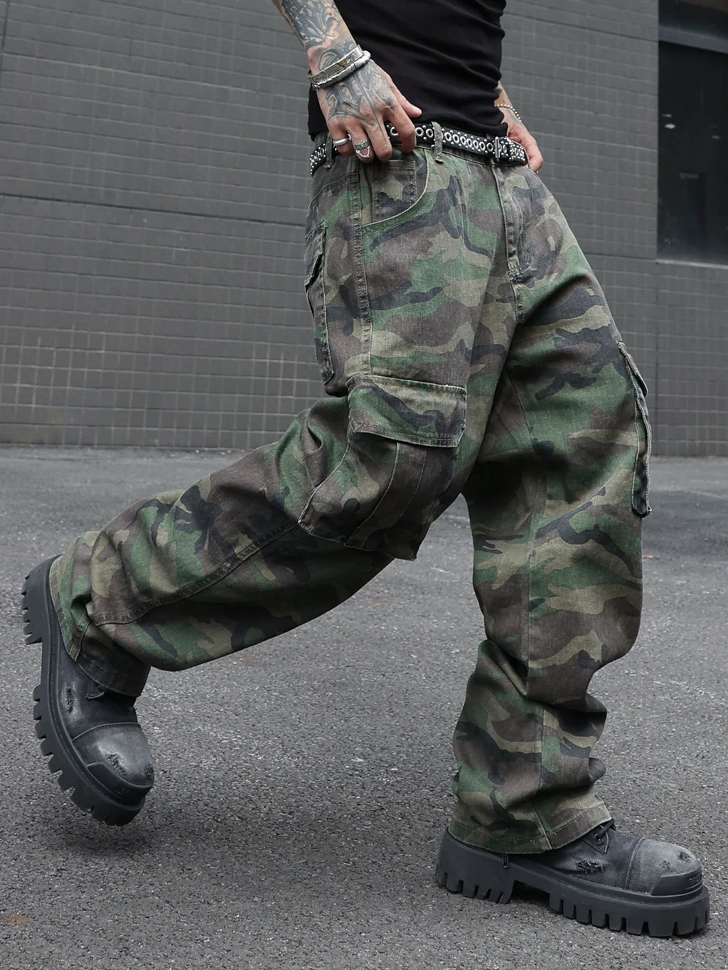 STORESDE Men's camouflage utility jeans. Multi-pocket design. Stylish and trendy. Loose fit.