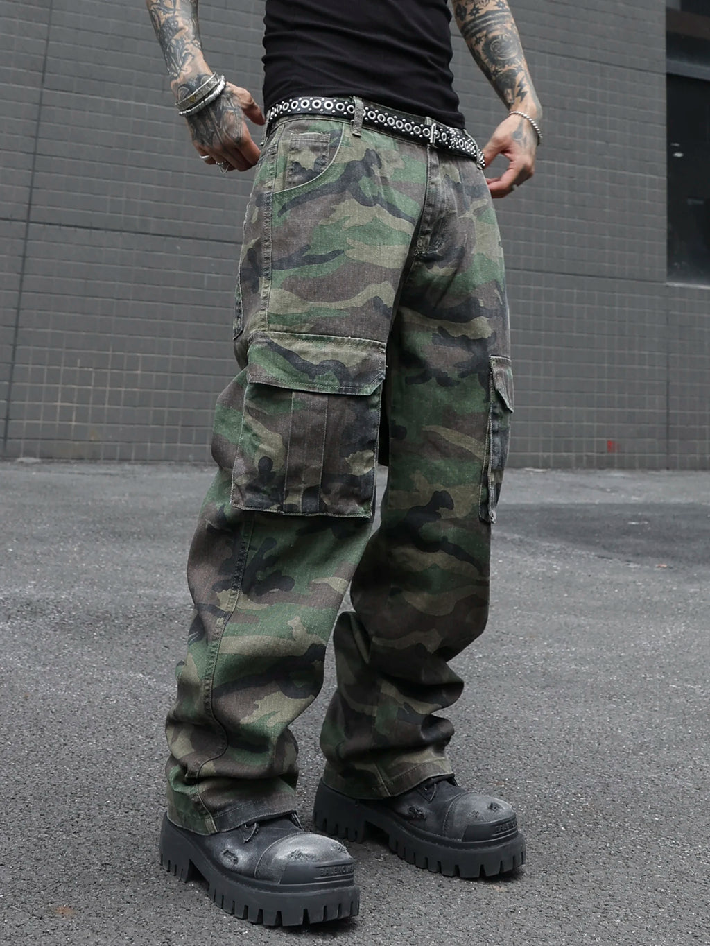 STORESDE Men's camouflage utility jeans. Multi-pocket design. Stylish and trendy. Loose fit.