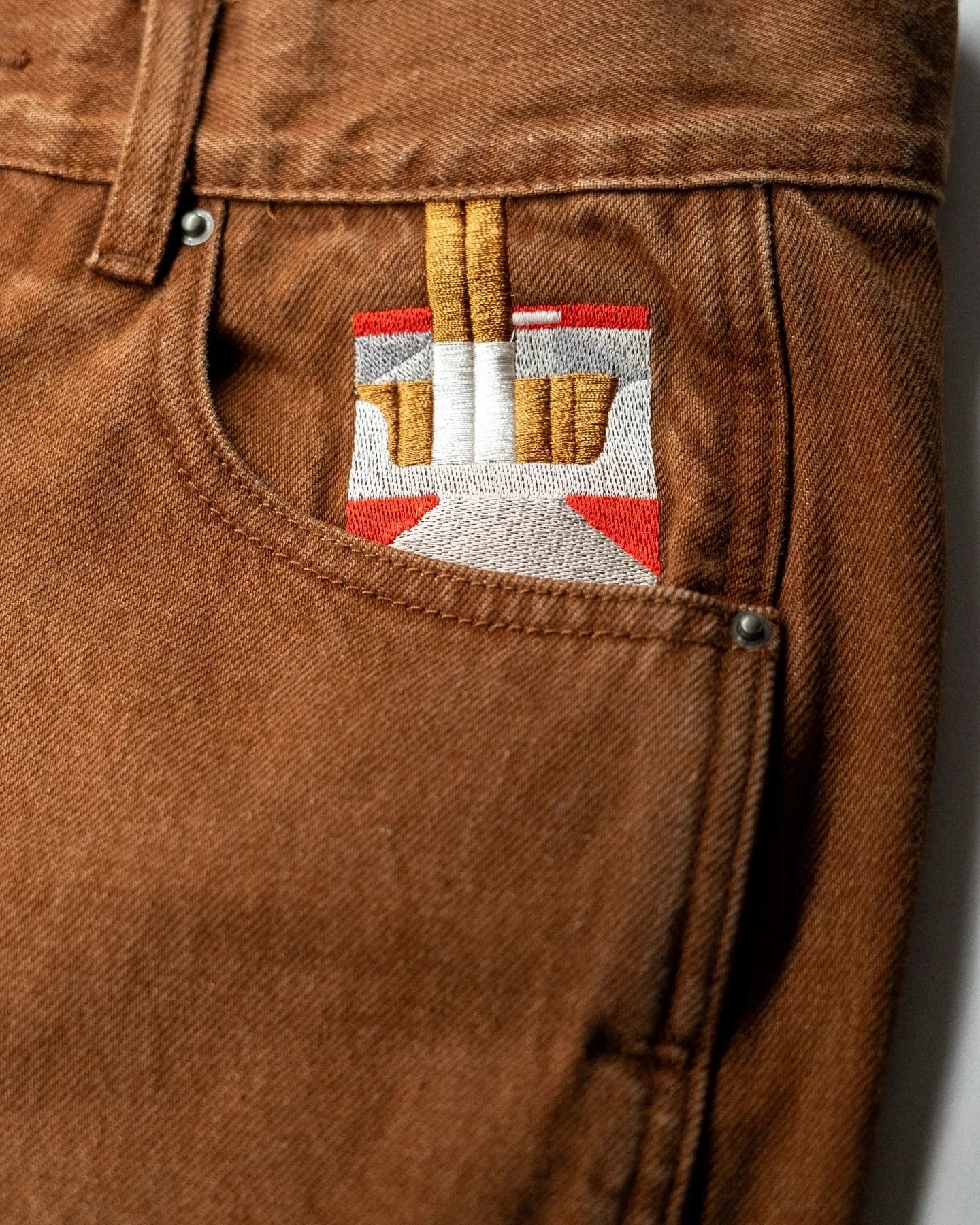 STORESDE Embroidered Smoke Pattern Denim Jeans Men Women Vintage Brown Gradient Wash Streetwear High Waisted Slim Fit Trousers