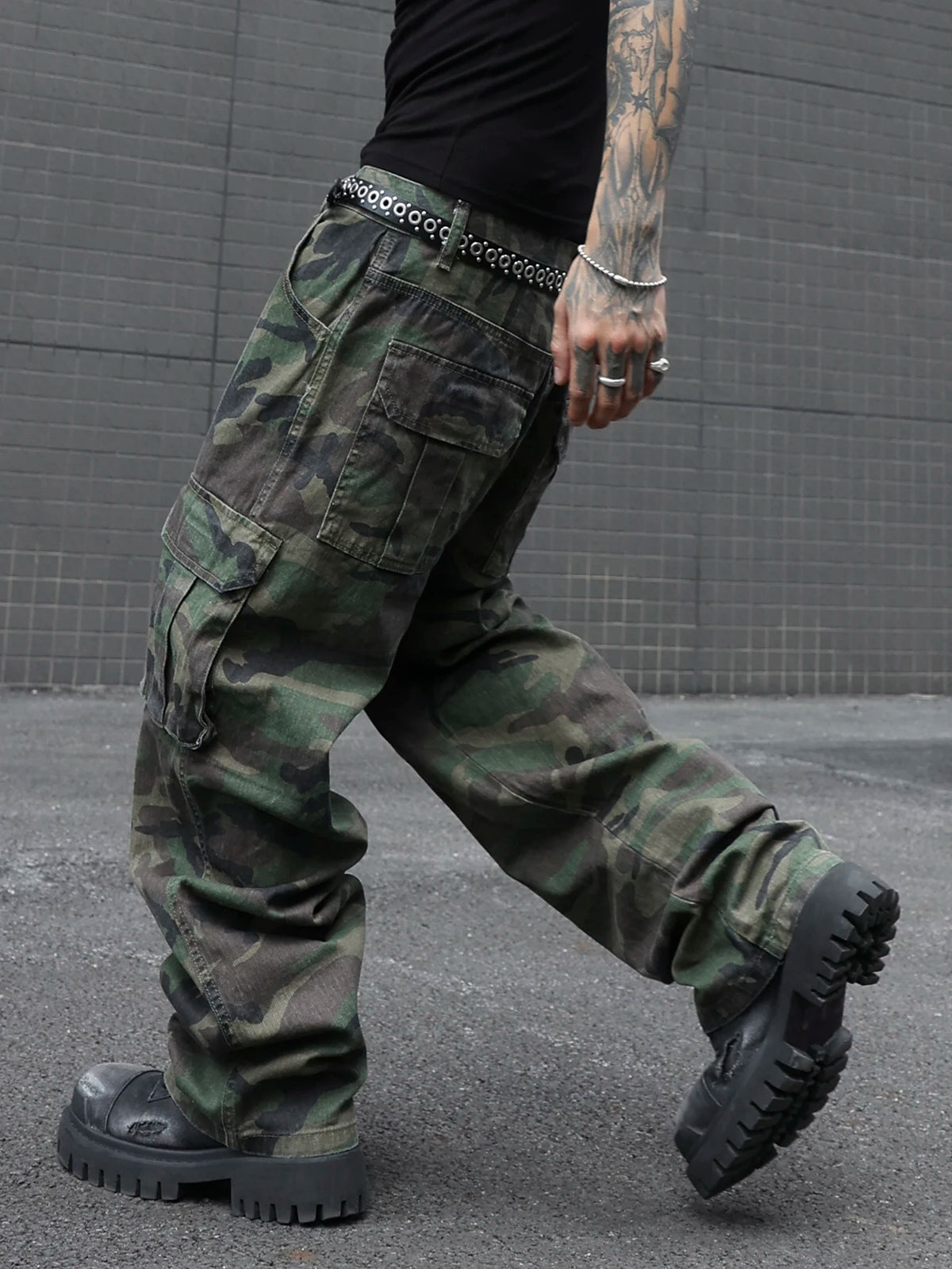 STORESDE Men's camouflage utility jeans. Multi-pocket design. Stylish and trendy. Loose fit.