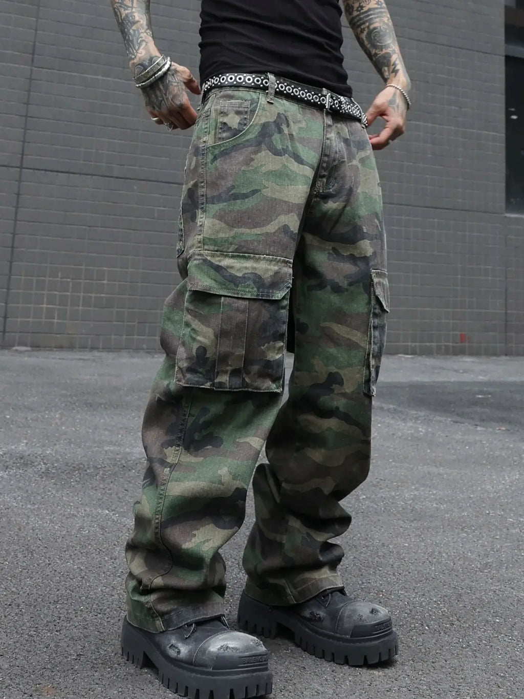 STORESDE Men's camouflage utility jeans. Multi-pocket design. Stylish and trendy. Loose fit.
