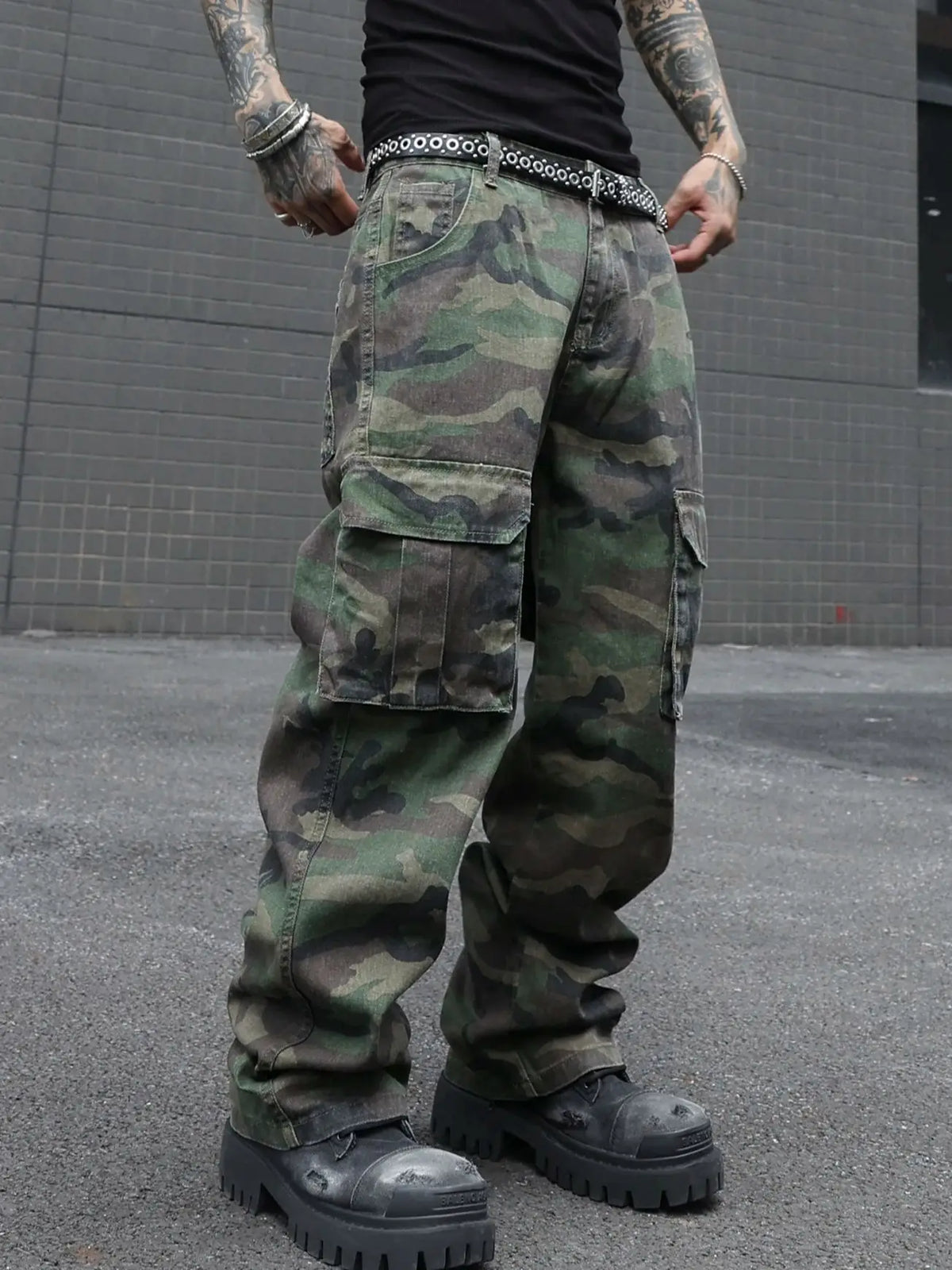 STORESDE Men's camouflage utility jeans. Multi-pocket design. Stylish and trendy. Loose fit.