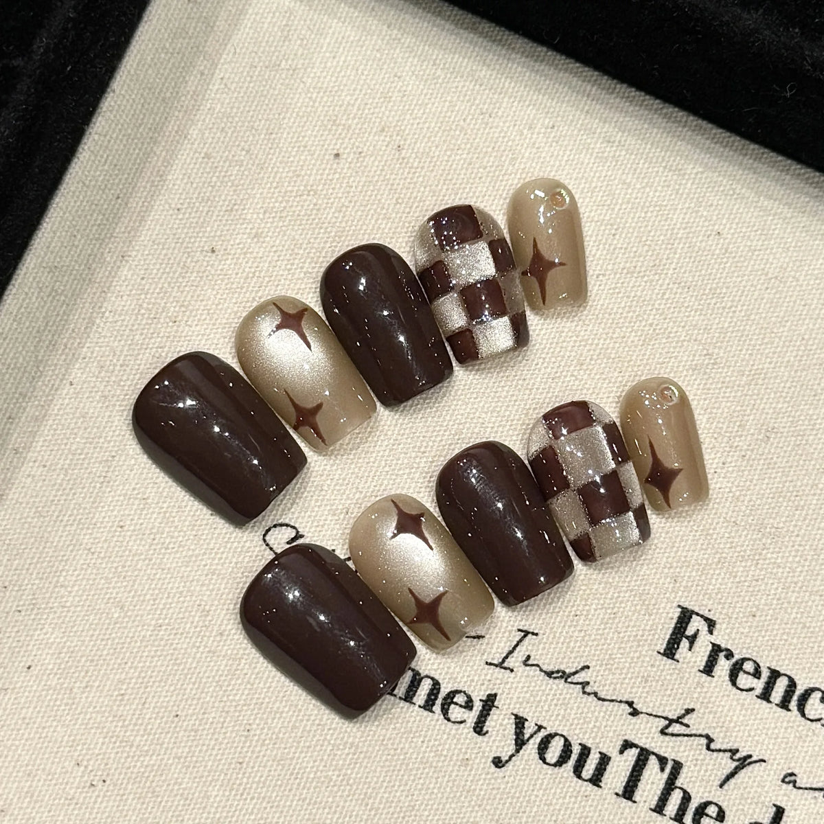 STORESDE 10Pcs Brown Cat Eye Short Square Fake Nails Hand Painted Checkered Star Press on False Nail with Glue Simple Full Over Nail Tips