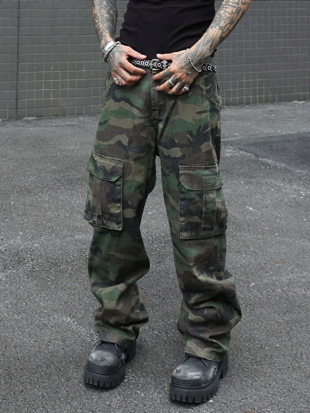 STORESDE Men's camouflage utility jeans. Multi-pocket design. Stylish and trendy. Loose fit.