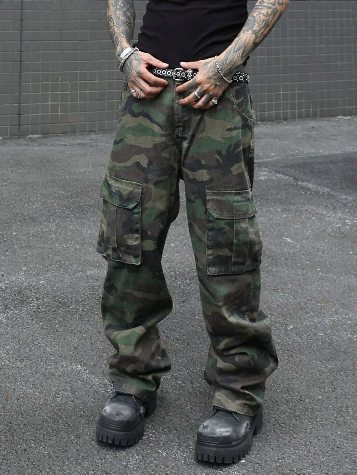 STORESDE Men's camouflage utility jeans. Multi-pocket design. Stylish and trendy. Loose fit.