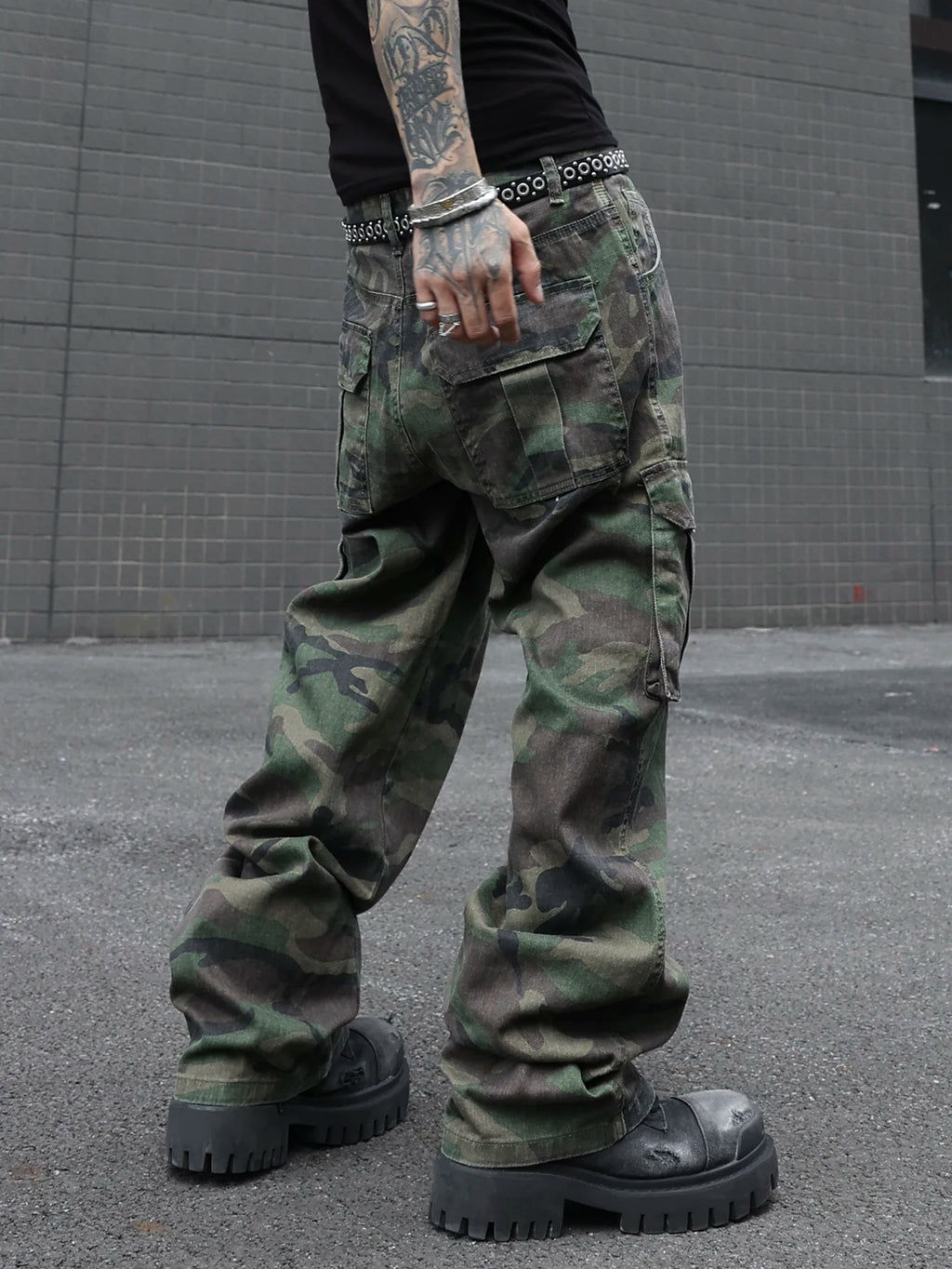 STORESDE Men's camouflage utility jeans. Multi-pocket design. Stylish and trendy. Loose fit.