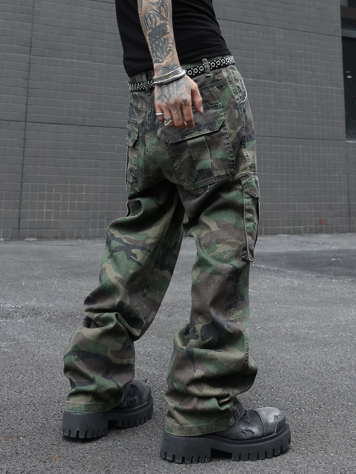 STORESDE Men's camouflage utility jeans. Multi-pocket design. Stylish and trendy. Loose fit.
